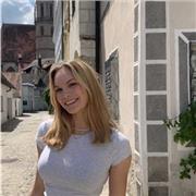 Nachhilfelehrerin, die Schüler/Innen in Englisch, Deutsch oder Latein unterstützt :)